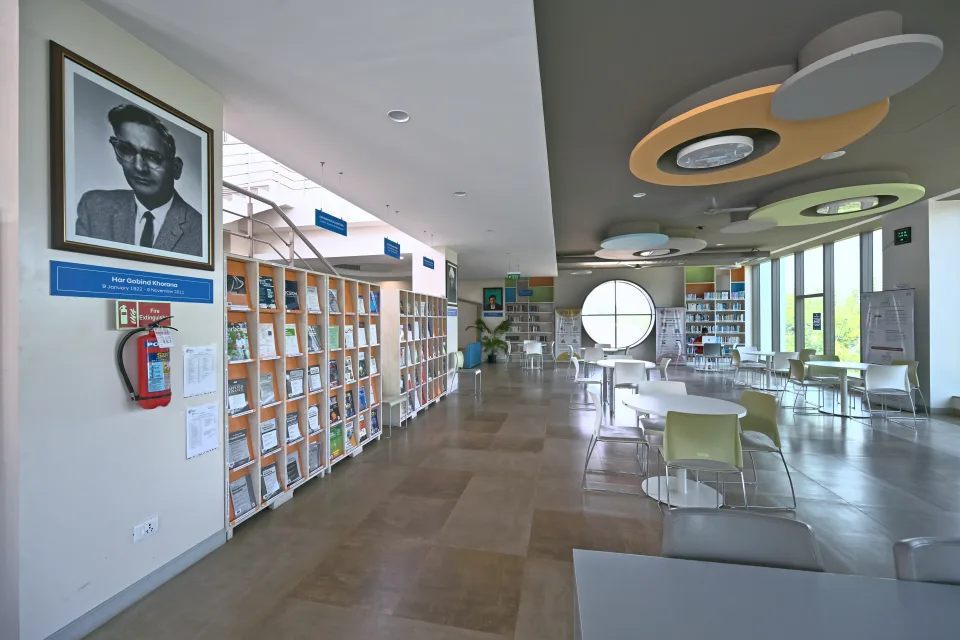 IFMR GSB students reading section